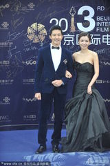 组图：张瑞希立威廉亮相蓝毯 典雅高贵