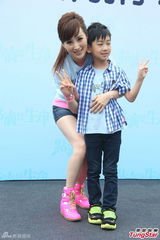 组图：谭咏麟想看霍汶希女儿 母亲节尽孝陪家人