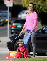 组图：超模安布罗休爱子呆萌 阳光正太潜质初显