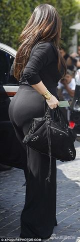 组图：卡戴珊大方掀衣秀孕肚 超大号臀部孕味足