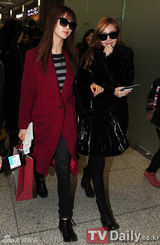 组图：少女时代赴菲律宾公演 允儿素颜亮相机场