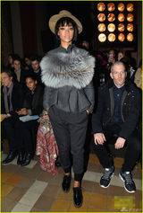 组图：蕾哈娜中性装现身秀场帅气十足 皮草裹身