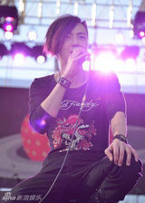 组图：黄义达将发新碟 热唱草莓音乐节