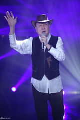 组图：周笔畅玩谢耳朵乐器 邓紫棋黑丝秀腿