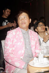 组图：“浩角翔起”组合大婚 否认怀孕传闻锤肚子