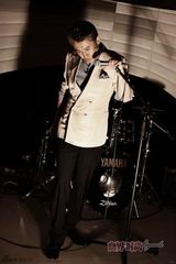 组图：吴秀波杂志儒雅写真 坦言要做生活修行者