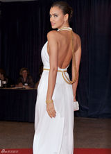 高清图：C罗女友白宫晚宴性感裸背 罗韩纯黑装肃穆