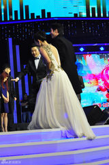 组图：章子怡晚装似女神 周杰伦王力宏争牵玉手