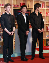高清组图：韩组合2PM出席代言活动 穿正装帅气有型