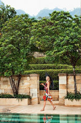 组图：莎拉波娃《Traveller》深V展异域风情