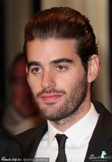 组图：《美国骗局》首映 贝尔夫妇亮相秀恩爱