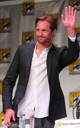 高清图：《真爱如血》剧组亮相 帕奎因红衣性感