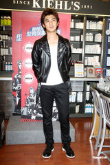 组图：陈柏霖受邀担任一日店长 大秀熟男魅力