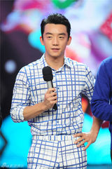 组图：郑恺《大本营》格子套装帅气个性