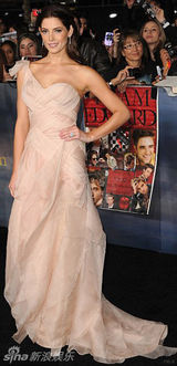 组图：《暮光4》洛杉矶首映 暮光情侣亲密亮相