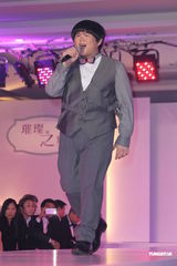 组图：温升豪放话等隋棠擦背 不介意与阿Ken舌吻