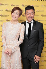 组图：金像奖得主后台秀奖杯 与小新合影