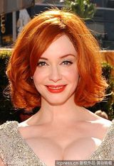 组图：艾美奖红毯 克里斯蒂娜-亨德里克斯爆乳装