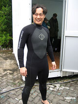 幻灯图：陈奕迅不惧寒冷水中拍摄新歌MV