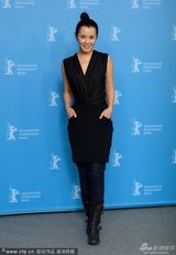 组图：余男亮相《无人区》柏林首映 着深V长裙