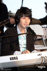 幻灯图：“完全创作新人”严爵发片 多次感动落泪