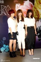 幻灯组图：S.H.E获世博门票 扮女超人澄清单飞传言