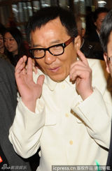 组图：成龙参加两会引尖叫骚乱不禁捂耳