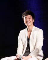 高清组图：朴海日宣传新片《弓》 文彩苑甜美亮相