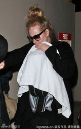 组图：阿黛尔产后素颜亮相 拿毯子遮儿子防偷拍