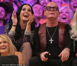 组图：凯蒂-佩里紧身豹纹裙看NBA 高举双手兴奋助威