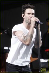 组图：魔力红热力献唱 亚当身姿妖娆表情逗笑