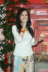 组图：徐若瑄为弟弟站台 白衣长裙文静优雅