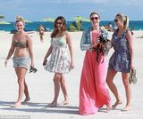 组图：凯莉布鲁克素颜踏浪 巨波荡漾雪纺裙飘逸