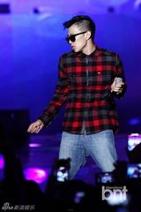 组图：朴宰范等参加HIPHOP音乐节引爆火热现场