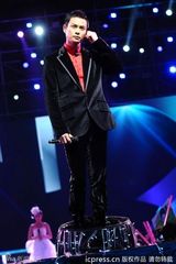 组图：郑嘉颖坐升降机频频卖萌胡杏儿白色婚纱妩媚