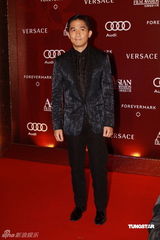 幻灯：亚洲电影大奖红毯 梁朝伟帅气逼人