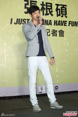 高清图：张根硕闪亮赴台全程搞怪猪不离手