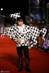 组图：金马红毯群星闪耀 舒淇深V亮胸性感爆棚