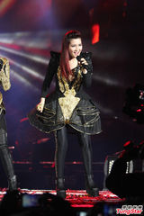 组图：S.H.E秀磅礡鼓技 压轴扛台北跨年