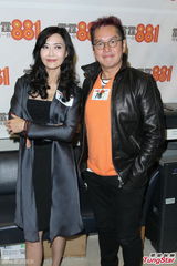 组图：叶玉卿半掩丰胸出镜 与谭咏麟接受专访