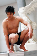 组图：林丹时尚写真秀壮硕肌肉霸气外露