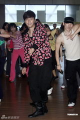 组图：罗志祥练就完美六块肌 与师奶共舞暖身个唱