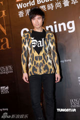 幻灯图：梁咏琪红色深V领礼服裙亮相秀场 艳光四射