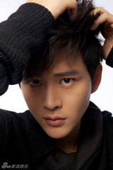 组图：黄明阳光生活写真 纯净清新展大男孩笑容