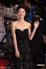 高清：桂纶镁黑色礼服 简洁时尚显青春气息