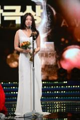 组图：金南珠获奖落泪 宋仲基文彩元成最佳搭档