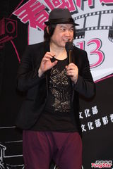 组图：台湾电影联合造势 郭书瑶秀美腿发红包