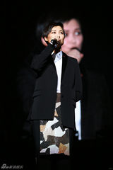 组图：李宇春青岛个唱劲歌热舞表情卖萌