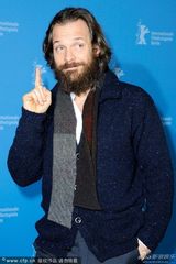 组图：《拉芙莱斯》记者会 阿曼达红裙迷人