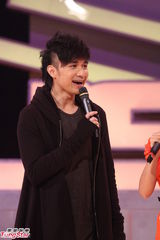 组图：古巨基录《劲歌金曲》 金刚黄山怡作告别